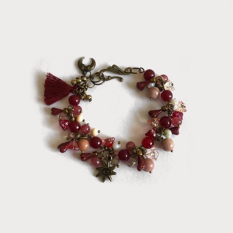 Pulsera Velo de bronce con cuentas color vino, cuarzo rosa y borla