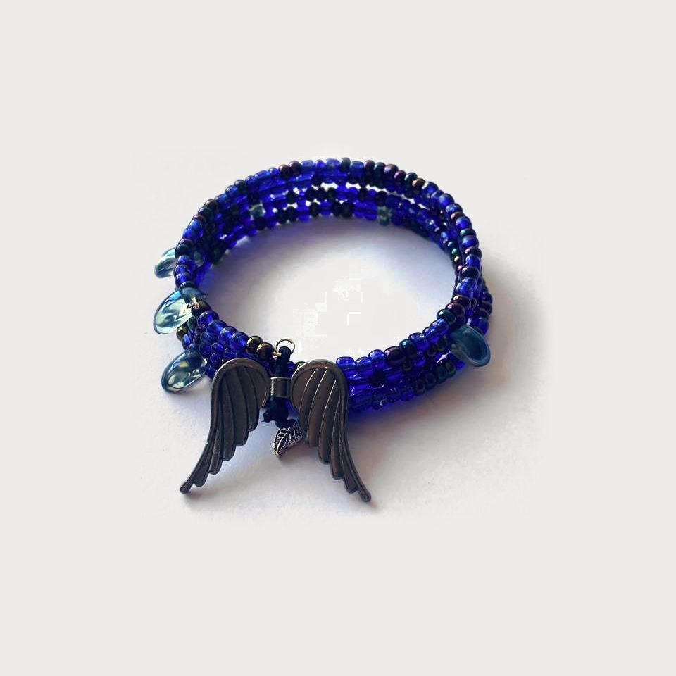 Pulsera Nébula en espiral de chaquira azul rey con dos alas oscuras