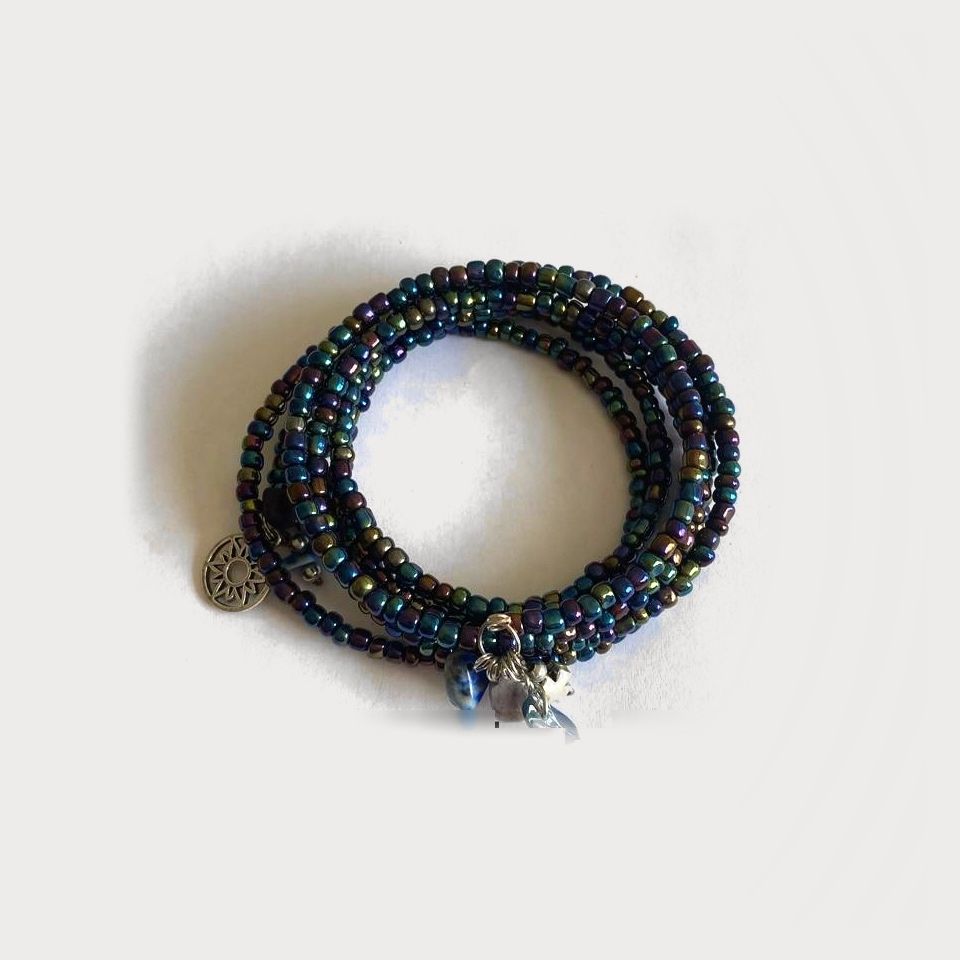 Pulsera Tornasol en espiral de chaquiras oscuras con reflejos tornasol y pequeños dijes