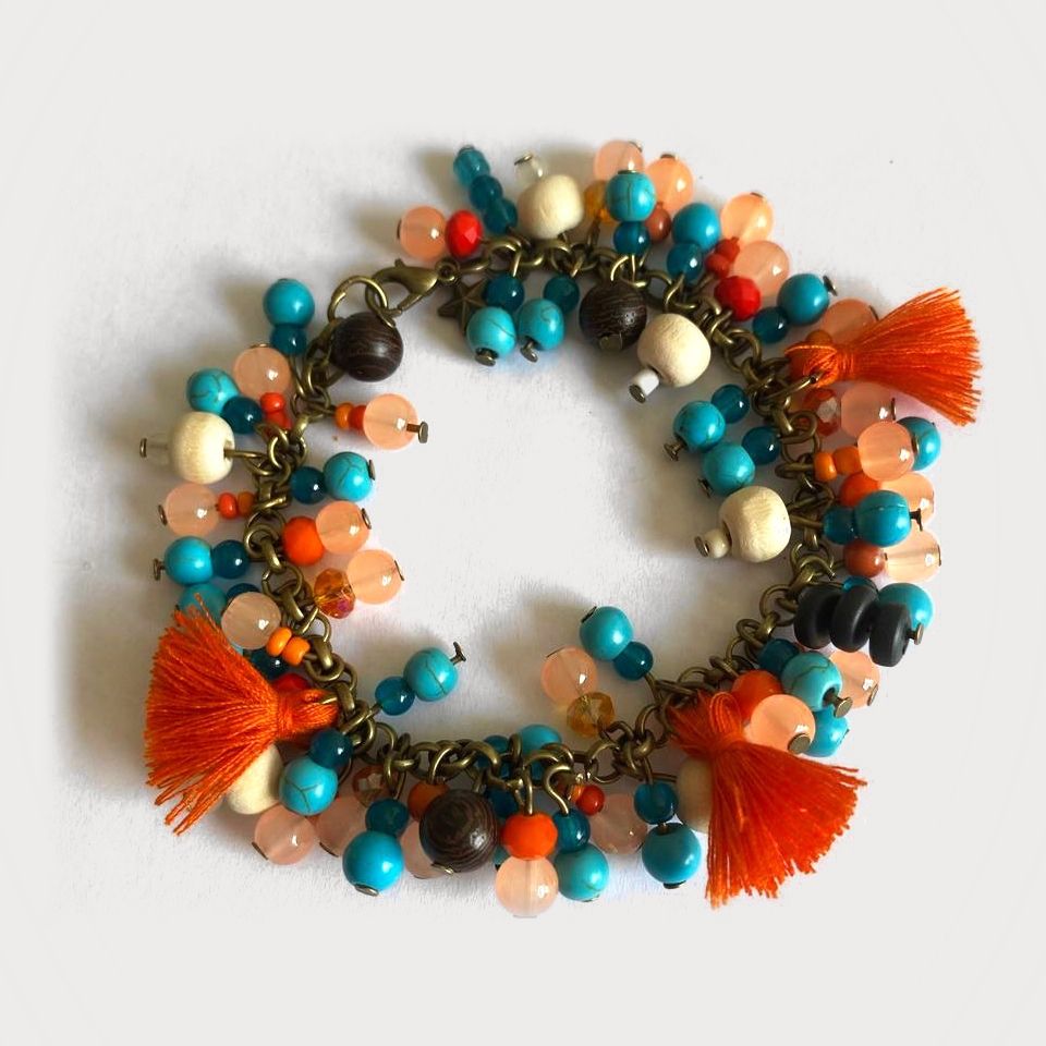 Pulsera Brisa de cuentas turquesa, madera y cristal con borlas naranjas