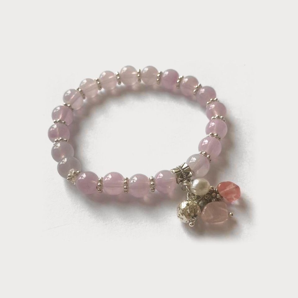 Pulsera Rocío de cuarzo lila con separadores de pewter y dijes en tonos rosa