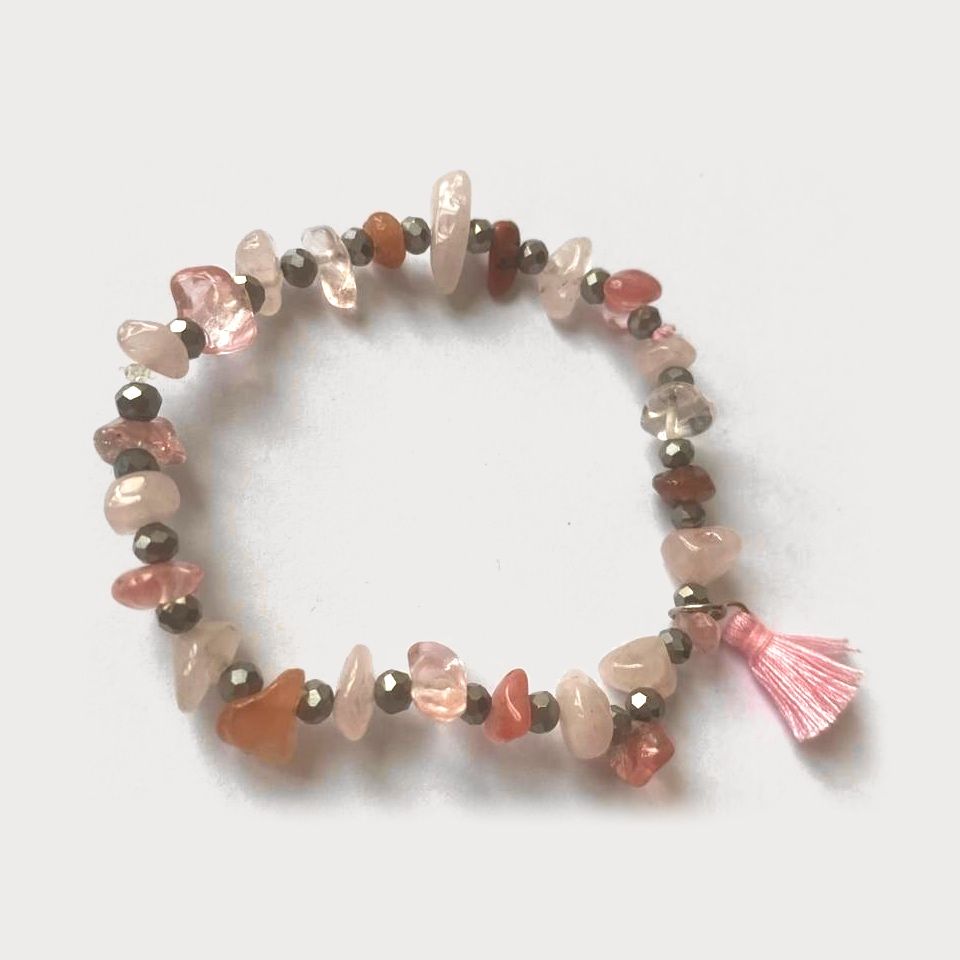 Pulsera Aurora de piedras de cuarzo en tonos rosa y durazno con una borla rosa