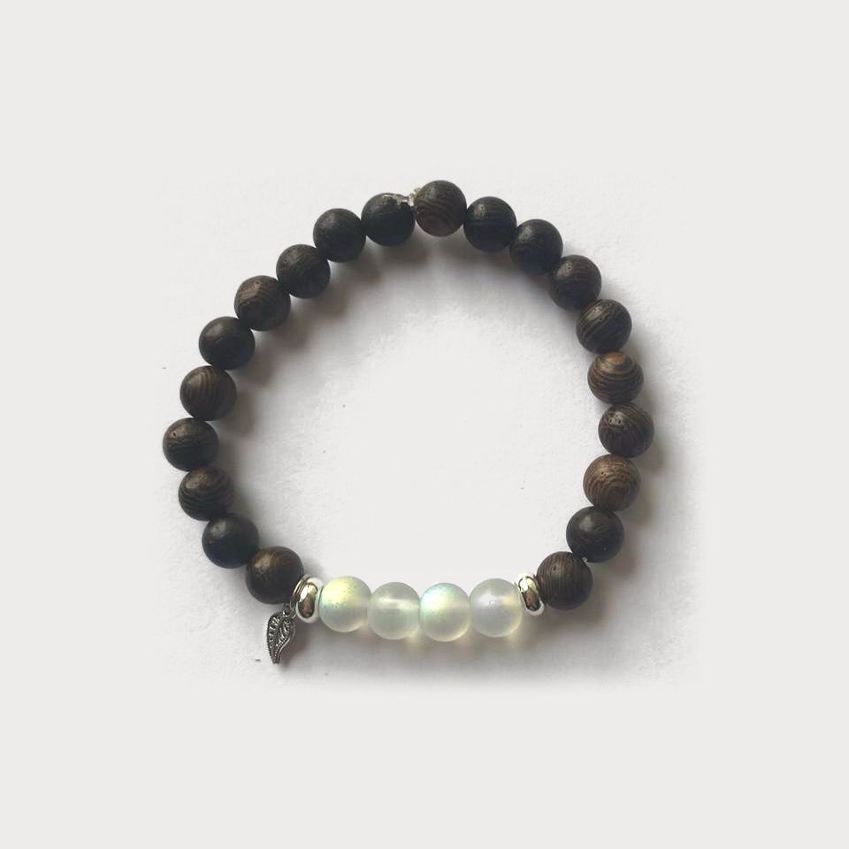 Pulsera Eclipse de cuentas oscuras con cuatro cuentas de cuarzo claro y un dije de pewter