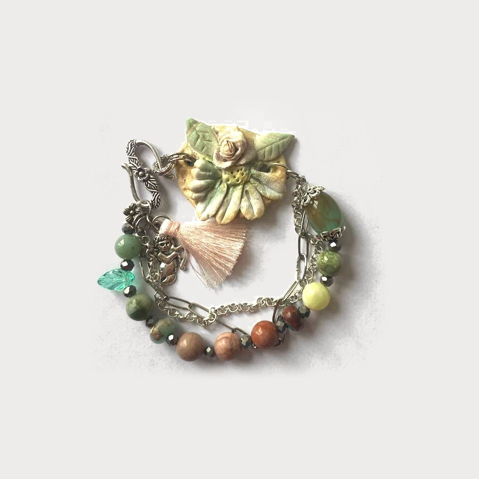 Pulsera Jardín de cadena y cuentas verdes y naranjas con una flor de arcilla y una borla durazno