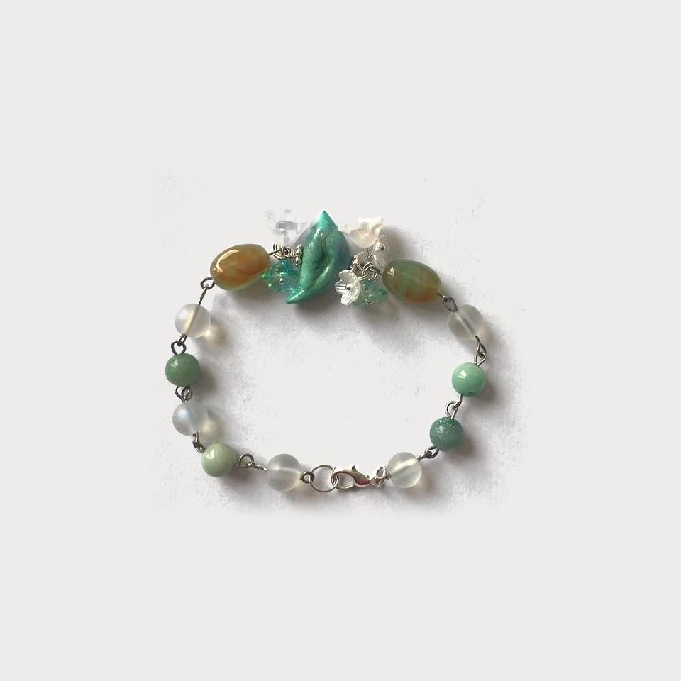 Pulsera Brote de cuarzo verde y claro con una mariposa turquesa